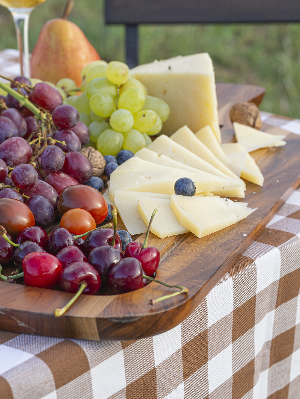 Una mesa campestre entre campos de colza para celebrar el amor_14